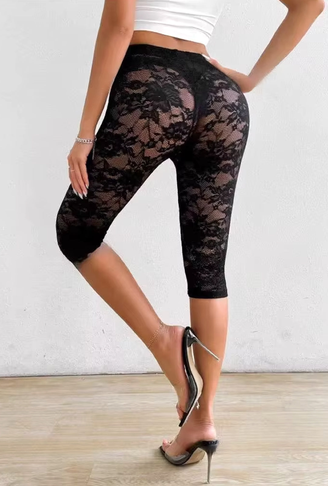 JUILA - FLORAL LACE CAPRI LEGGINGS