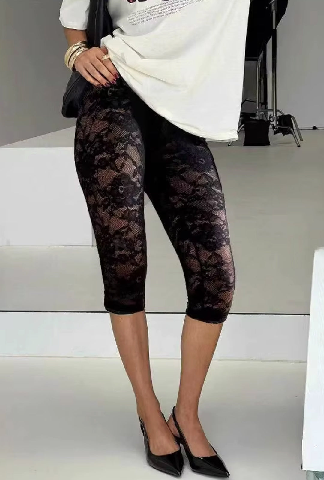 JUILA - FLORAL LACE CAPRI LEGGINGS