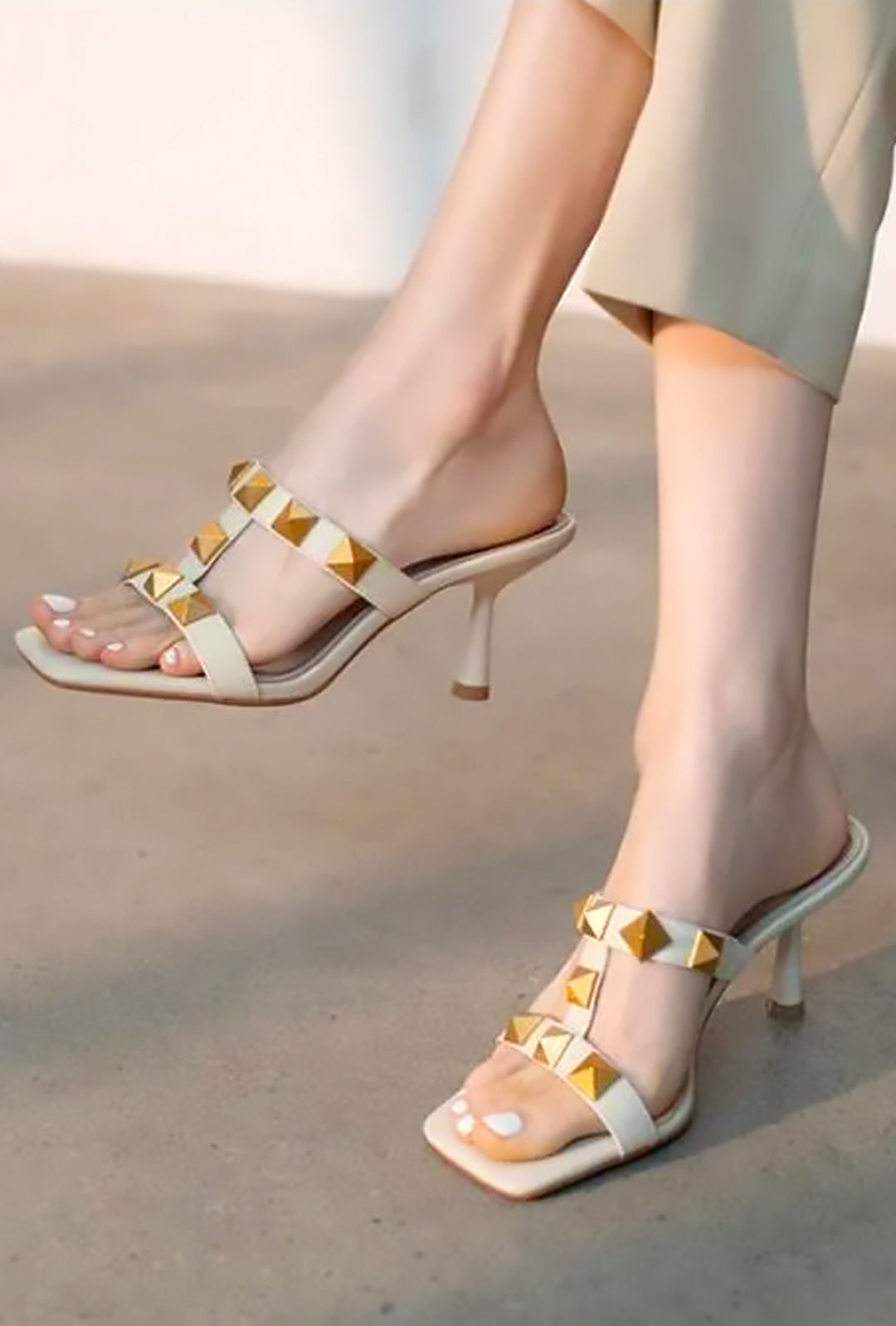 VIKTORIJA - PANTOFOLA CON TACCO GATTINO STUDROCK