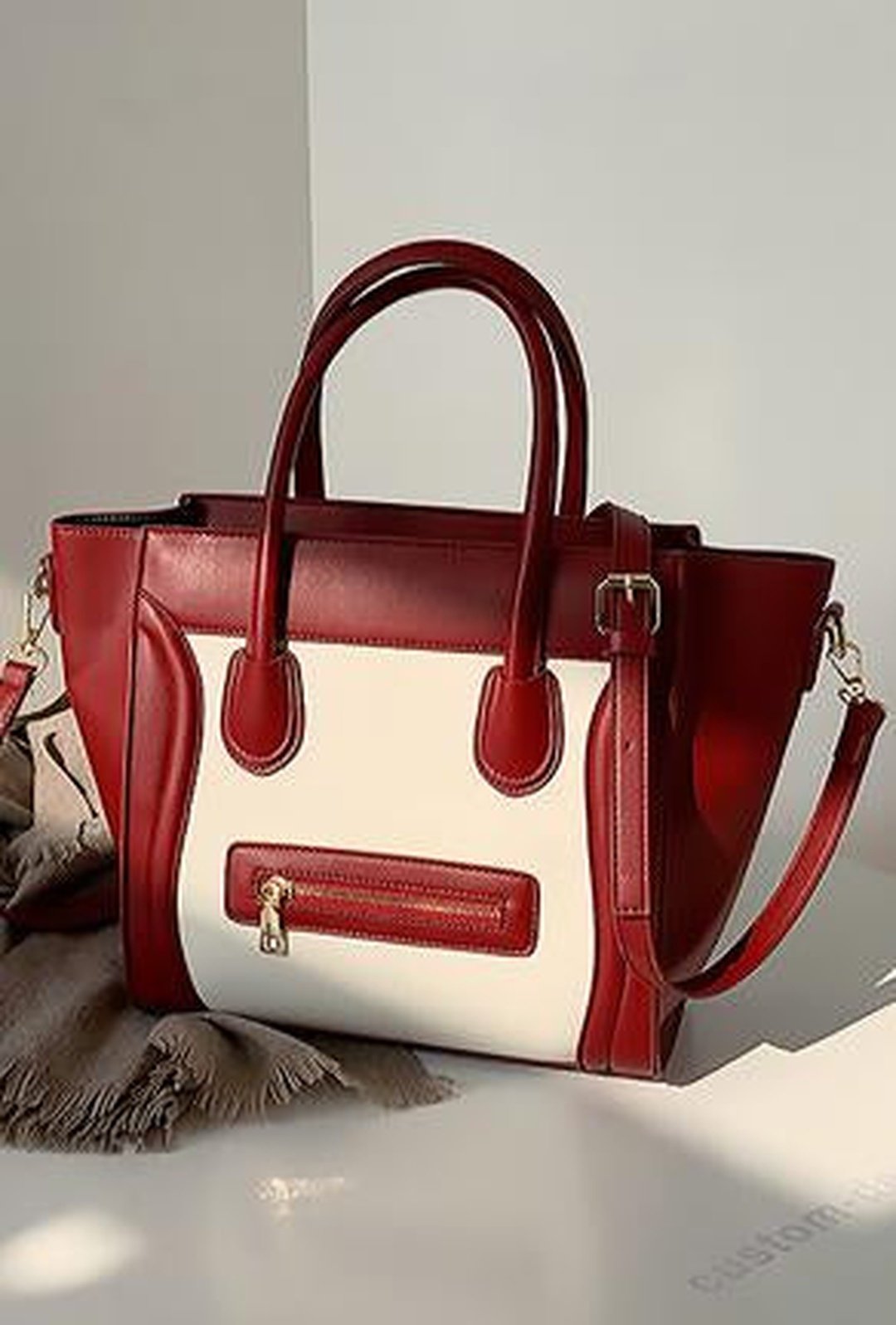 benicia - trapeze bag 13 3/8" w x 10 1/4" h / red&white