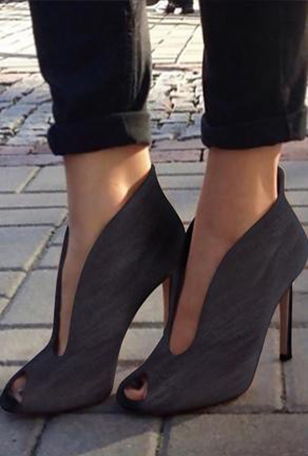 DENNI - SUEDE V-SLIT ANKLE HEELS